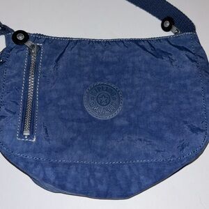 KIPLING NYLON BLUE SHOULDER BAG ADJUSTABLE STRAP
GORGEOUS COLORS OF BLUE 💙💙